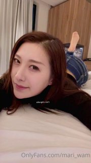 英国女警和大奶宝贝在铁杆出租车上骑行